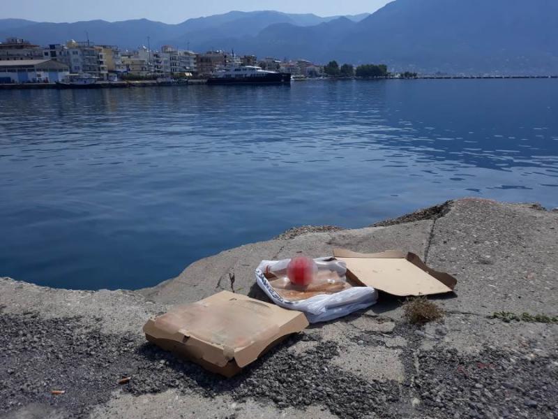 Αποφάγια και σκουπίδια εκεί που περνούν καλά