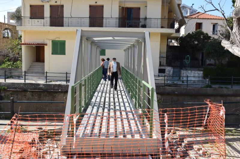 Τοποθετήθηκε η μεταλλική πεζογέφυρα στο ρέμα Ξερίλα