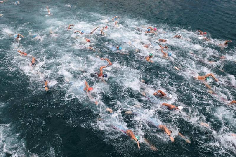 Εκατοντάδες κολυμβητές στον Πειραιά για τους αγώνες Open Water