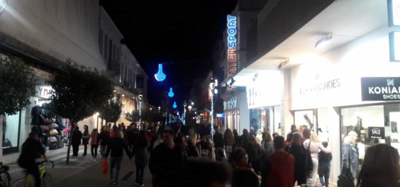 Χαμός στα ταμεία λόγω Black Friday (Φωτογραφίες)