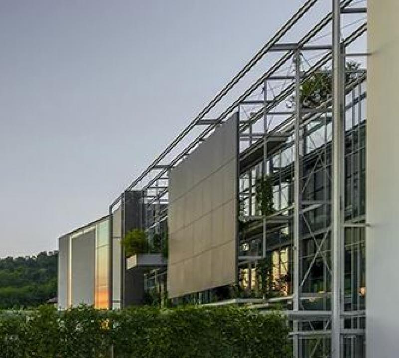 «Ένα εργοστάσιο-κήπος», το βιομηχανικό στρατηγείο του Prada