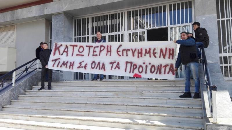 Καλαμάτα: Αγρότες άδειασαν ελαιόλαδο μπροστά από το Διοικητήριο (Βίντεο - Φωτογραφίες)