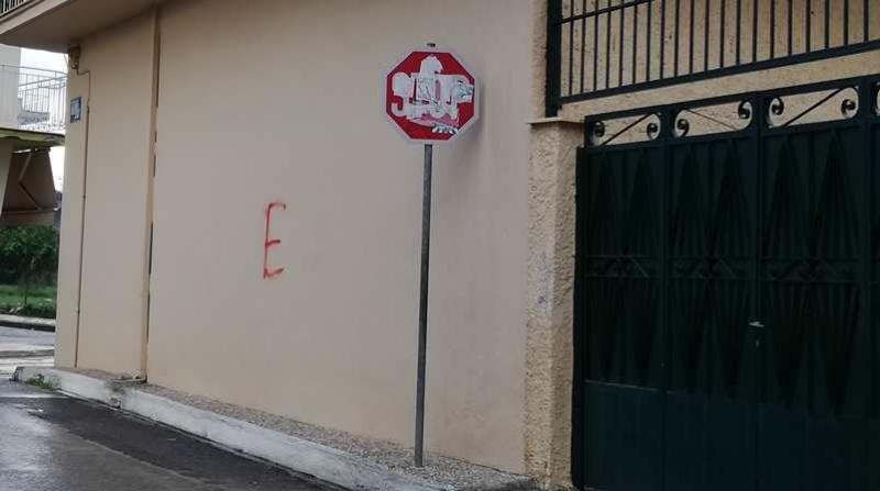 Μήνυση του δήμου Μεσσήνης για τα αυτοκόλλητα στις πινακίδες του ΚΟΚ