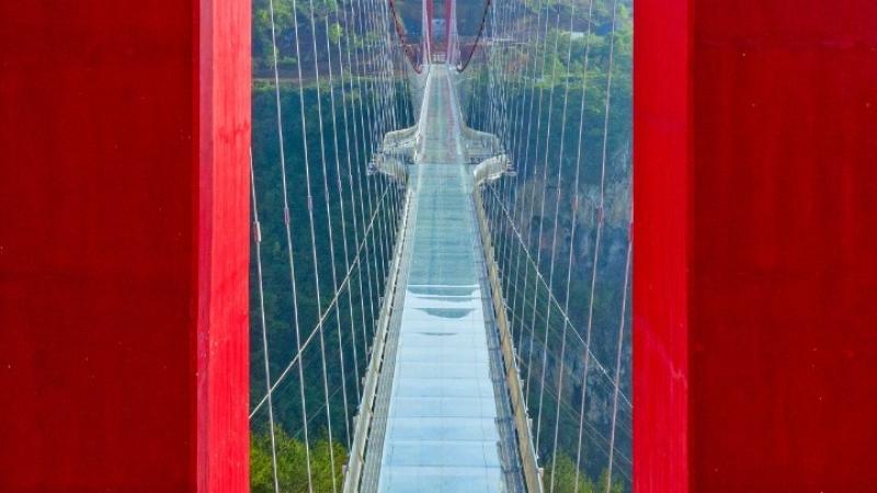 Ολοκληρώθηκε η μακρύτερη γέφυρα με υάλινο δάπεδο στον κόσμο