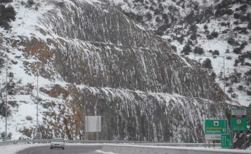 Χιονίζει στην Πελοπόννησο: Χρήση αλυσίδων και απαγόρευση κυκλοφορίας