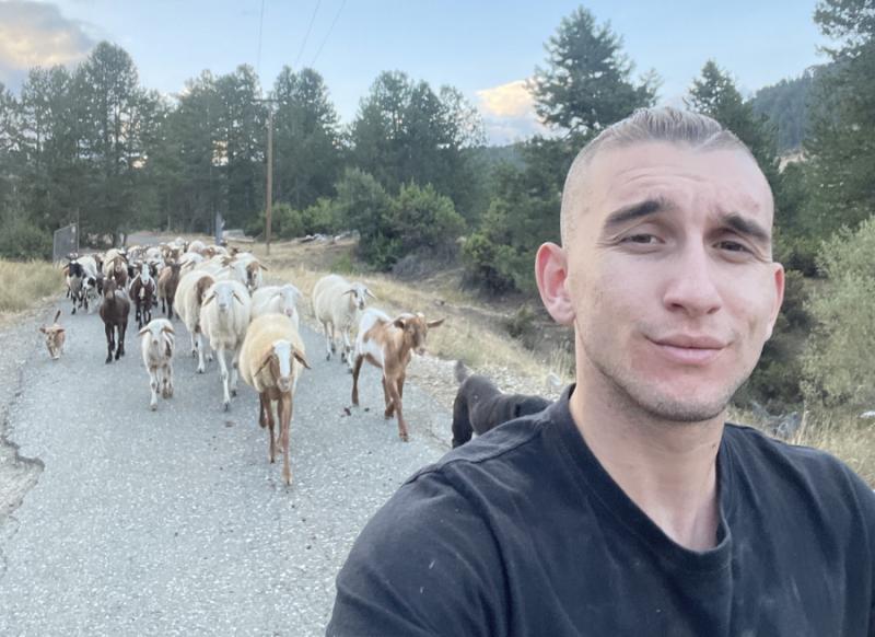 Γρεβενά: Ο νεαρός κτηνοτρόφος της Βασιλίτσας και η φάρμα με του με μαύρους χοίρους
