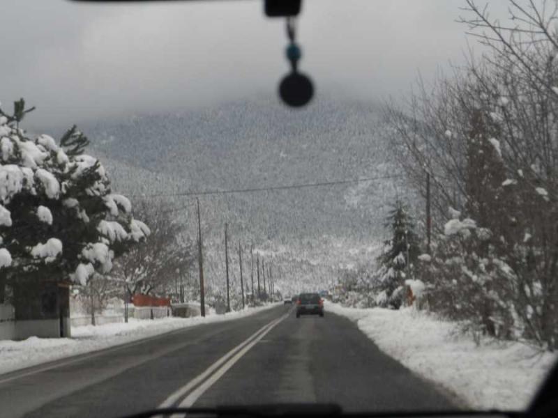 Η κυκλοφορία των οχημάτων στη χιονισμένη Ελλάδα - Δείτε τα επικίνδυνα σημεία