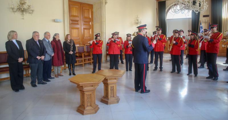 Δώρα και κάλαντα στη Λότζια από προσφυγόπουλα και την Φιλαρμονική του  Δήμου Ηρακλείου