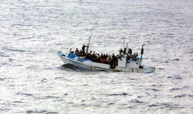 Τουλάχιστον 42 μετανάστες και πρόσφυγες εντοπίστηκαν σε απόκρημνη περιοχή της Καρύστου