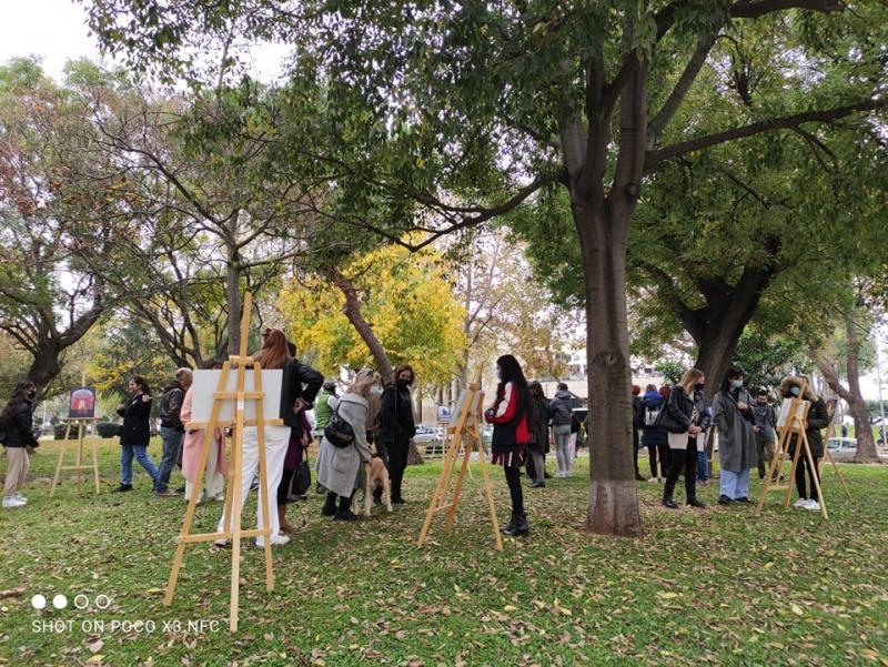 Θεσσαλονίκη: Τα παγκάκια, οι «αόρατοι» και η ζωή στον δρόμο μέσα από μια περιπατητική παράσταση