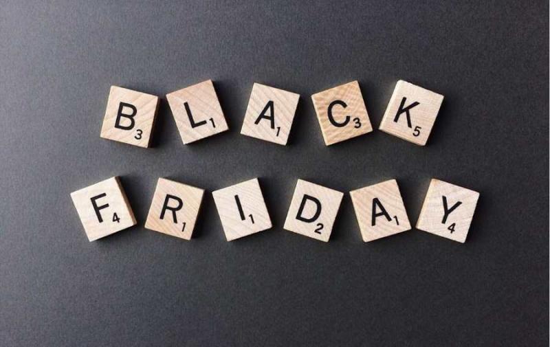 Black Friday: Καταναλωτές στο κυνήγι των ευκαιριών στα εμπορικά καταστήματα