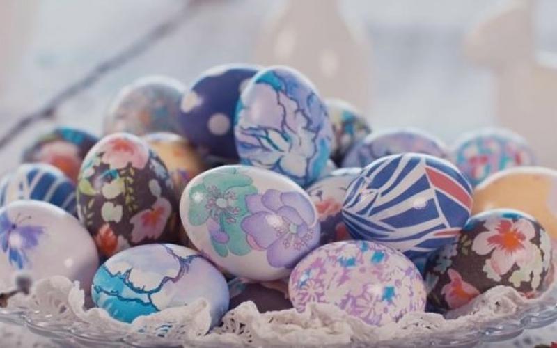 Βάψτε τέλεια τα πασχαλινά αυγά με παλιά μεταξωτά μαντήλια! (video)