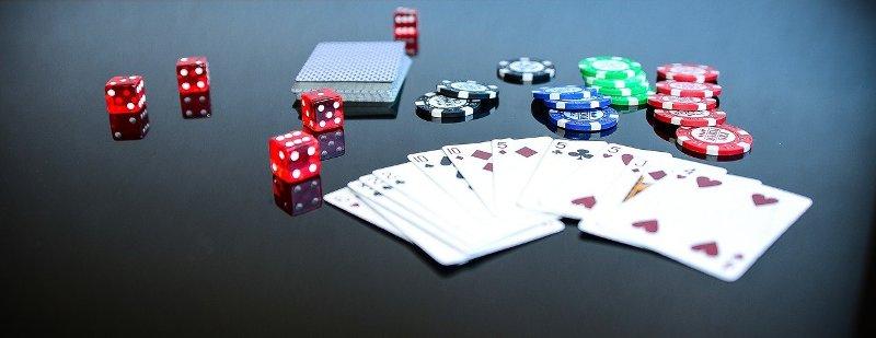 Ηράκλειο: Μετέτρεψαν φορτηγό σε χαρτοπαικτική λέσχη - Πέντε συλλήψεις
