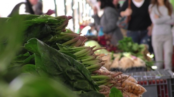 &quot;Εύφορη Γη&quot;: Μικρές ιστορίες καθημερινότητας στη λαϊκή αγορά Καλαμάτας (βίντεο - φωτογραφίες)