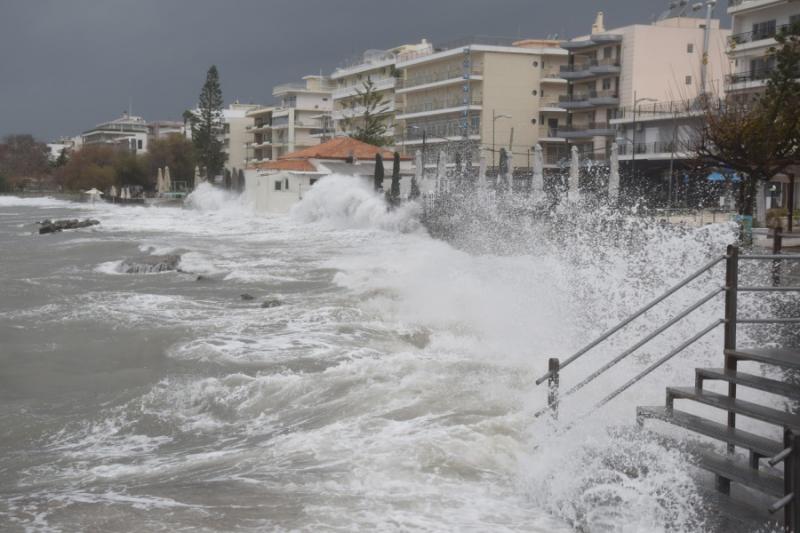 Εντυπωσιακά μεγάλα κύματα στις παραλίες της Νότιας Ελλάδας (Βίντεο - Φωτογραφίες)