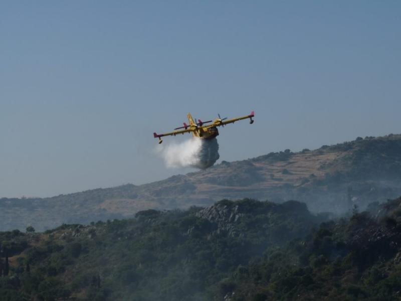 Απομακρύνει εγκλωβισμένους πολίτες από τις Ρόβιες Εύβοιας το Λιμενικό