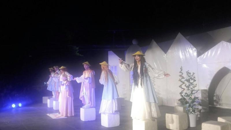 Μάγεψε η παράσταση &quot;Το βαλς με τα παραμύθια&quot; της Κάρμεν Ρουγγέρη στο Κάστρο της Καλαμάτας