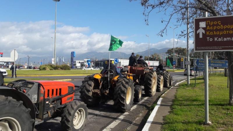 Στον δρόμο για την Καλαμάτα οι αγρότες με τα τρακτέρ τους (Φωτογραφίες)