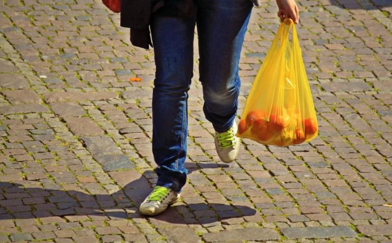 Μειώθηκε κατά 98,6% η χρήση πλαστικής σακούλας στα σούπερ μάρκετ το 2019