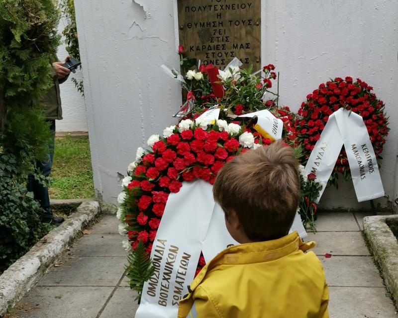 Θεσσαλονίκη: Κατάθεση στεφάνων για την εξέγερση του Πολυτεχνείου από φορείς, σωματεία και πολίτες