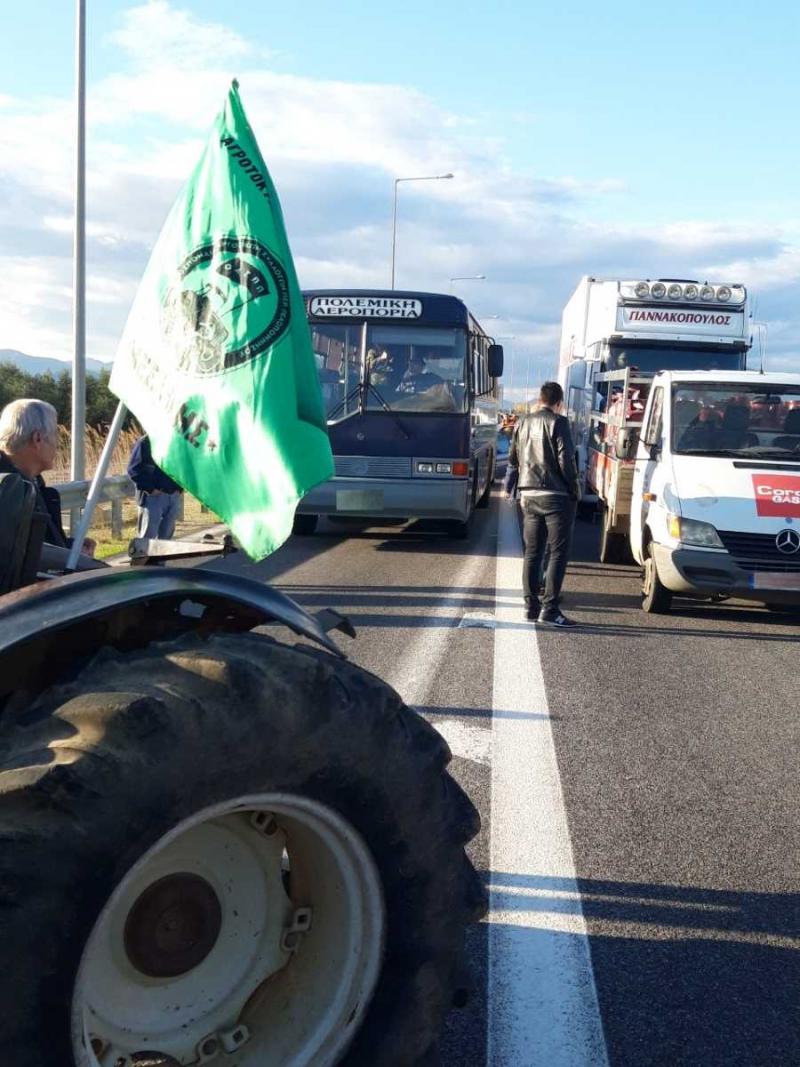 Μεσσηνία: Έκλεισαν τον αυτοκινητόδρομο οι αγρότες (Φωτογραφίες)