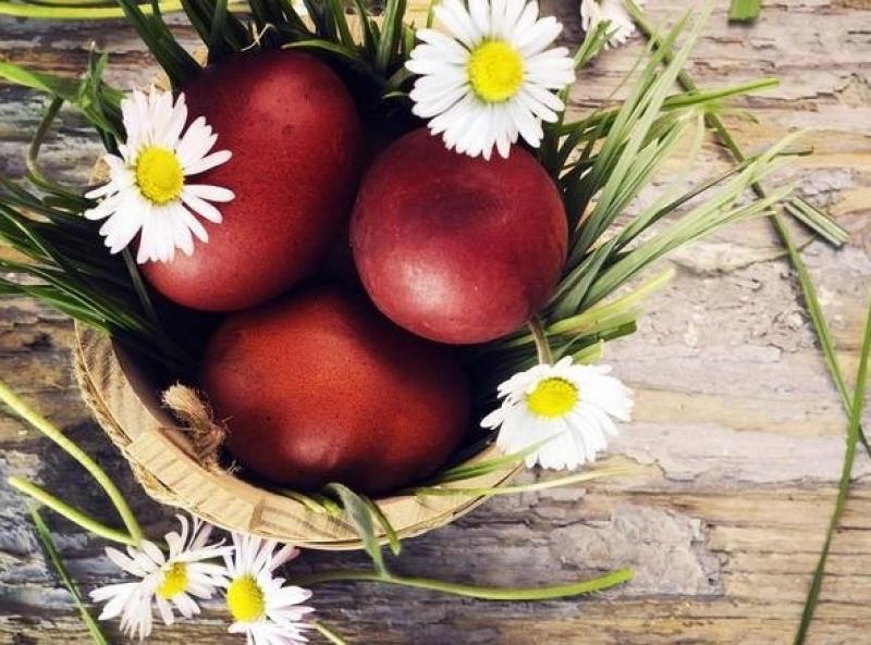 Βάψτε πανεύκολα τα αυγά σας με φυσικό τρόπο (video)