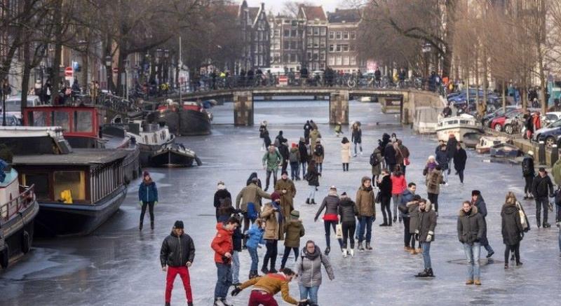 Πατινάζ στα παγωμένα κανάλια κάνουν οι Ολλανδοί (video)
