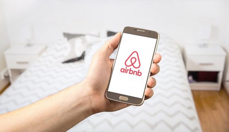 Βελτιώνεται η πλατφόρμα της Airbnb και αλλάζει τρόπο παρουσίασης στις προσφορές καταλυμάτων