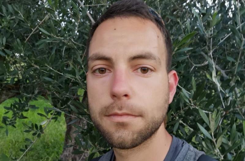 Άνθρωποι της γης: Ο 26χρονος Ν. Δημητρόπουλος σκιαγραφεί την πραγματικότητα της ελαιοκομίας