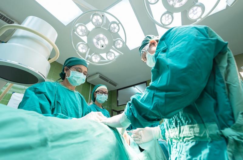 Επιτυχής συγκόλληση ακρωτηριασμένων δακτύλων χεριού σε 15χρονο, στο Ιατρικό Διαβαλκανικό