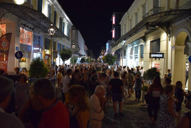 Καλαμάτα: Πλήθος κόσμου στη λευκή νύχτα, με αγορές και διασκέδαση μέχρι το ξημέρωμα (βίντεο, φωτογραφίες)