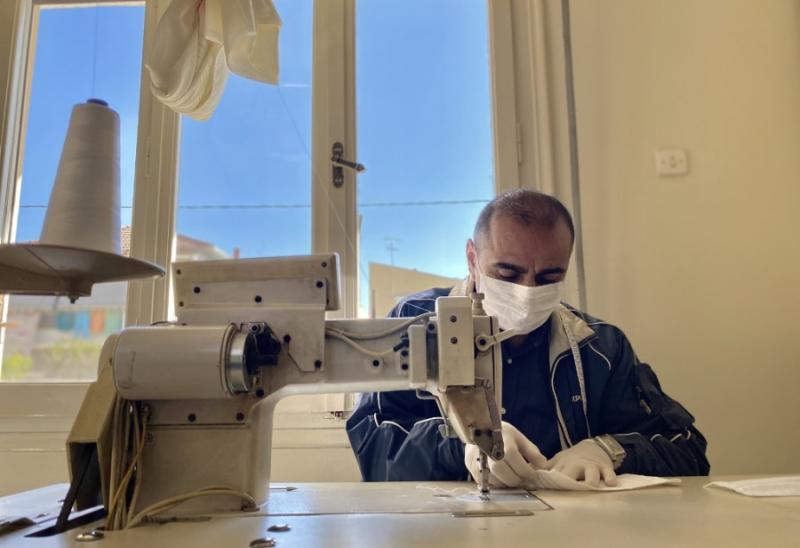 Πρόσφυγας ράβει μάσκες στα Τρίκαλα ενάντια στον κορονοϊό και υπέρ της αλληλεγγύης!