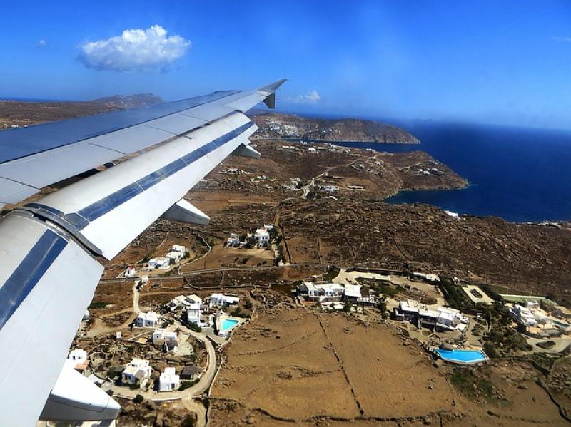 Αεροσκάφος της Aegean παρέκκλινε εκτός του διαδρόμου προσγείωσης στο αεροδρόμιο της Μήλου λόγω ισχυρών ανέμων