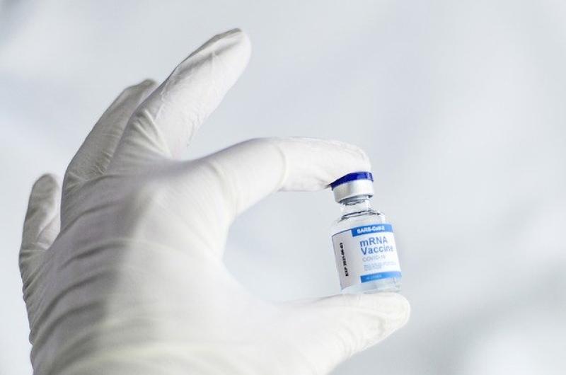 Ανοίγει σήμερα η πλατφόρμα για την 4η δόση εμβολίου της covid-19 για τους άνω των 80 ετών