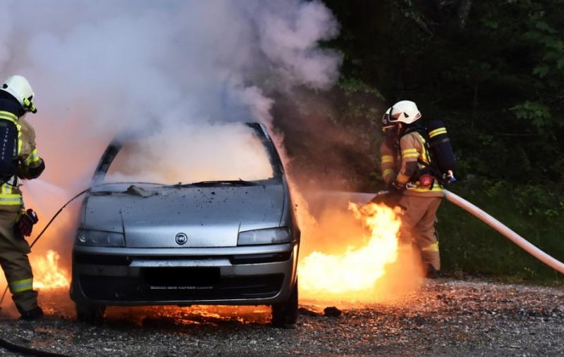 Ολοσχερώς κάηκαν δύο αυτοκίνητα στη Θεσσαλονίκη - Η πυρκαγιά ξέσπασε υπό αδιευκρίνιστες συνθήκες