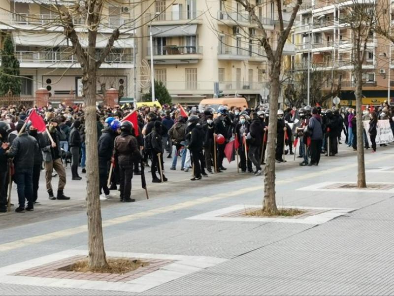 Ένταση και μολότοφ στην πορεία κατά του νομοσχεδίου του υπ. Παιδείας στην Θεσσαλονίκη