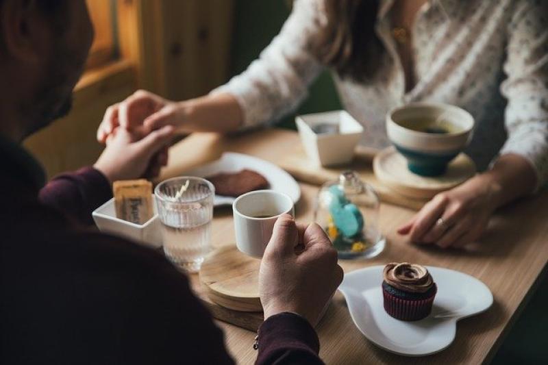 Χωρίς όριο καθήμενων ανά τραπέζι σε εστίαση και διασκέδαση