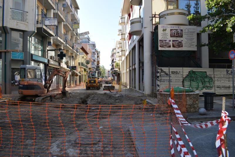 Προβληματισμένοι οι καταστηματάρχες από την καθυστέρηση της πεζοδρόμησης της Ιατροπούλου (φωτογραφίες)
