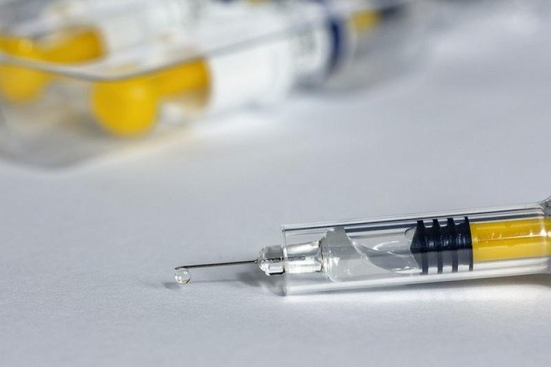 Η Βρετανία έγινε η 1η χώρα παγκοσμίως που ενέκρινε το εμβόλιο της AstraZeneca και της Οξφόρδης