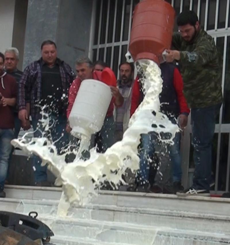Έχυσαν γάλα κι έριξαν σανό μπροστά το Διοικητήριο οι αγρότες της Μεσσηνίας (βίντεο - Φωτογραφίες)