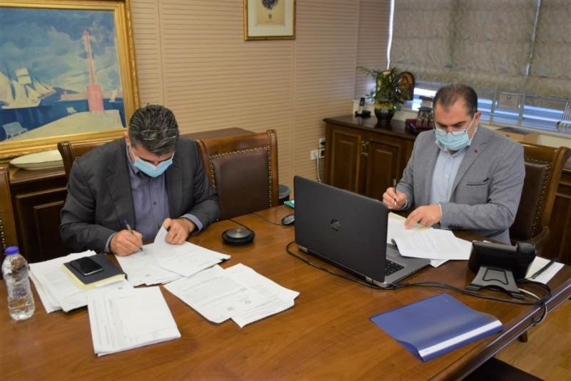 Συμβάσεις για κατασκευή πεζοδρομίου στη Ναυαρίνου και αποκατάσταση δαπεδόστρωσης στην κεντρική προκυμαία