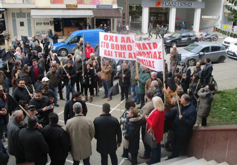 Δήμος Καλαμάτας: Με μαύρες σημαίες διαμαρτυρήθηκαν για την παραβατικότητα