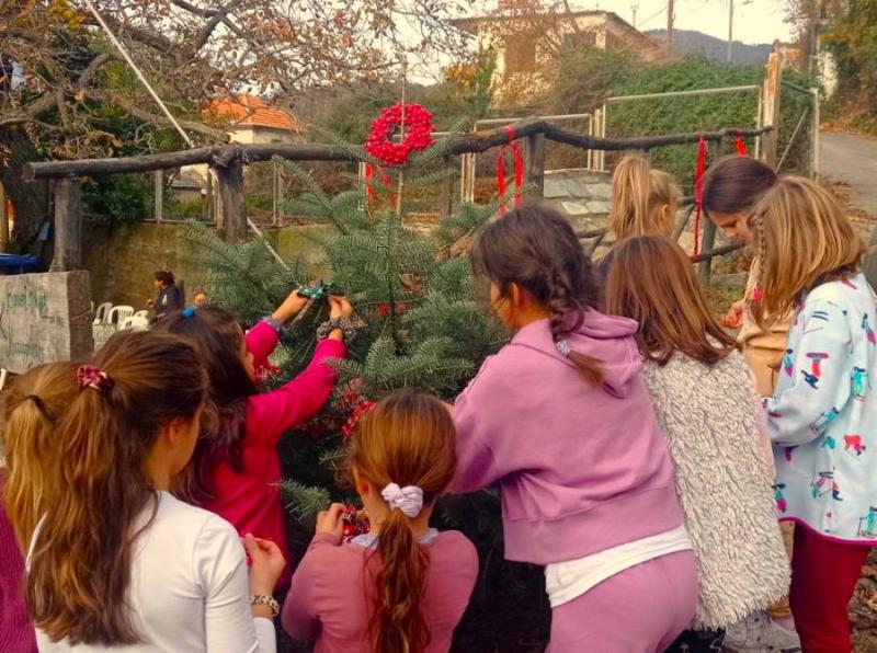 Ο «Κήπος της Λυσούς» και το 12ο Δημοτικό Σχολείο Καλαμάτας έφεραν τα Χριστούγεννα στην Αλαγονία