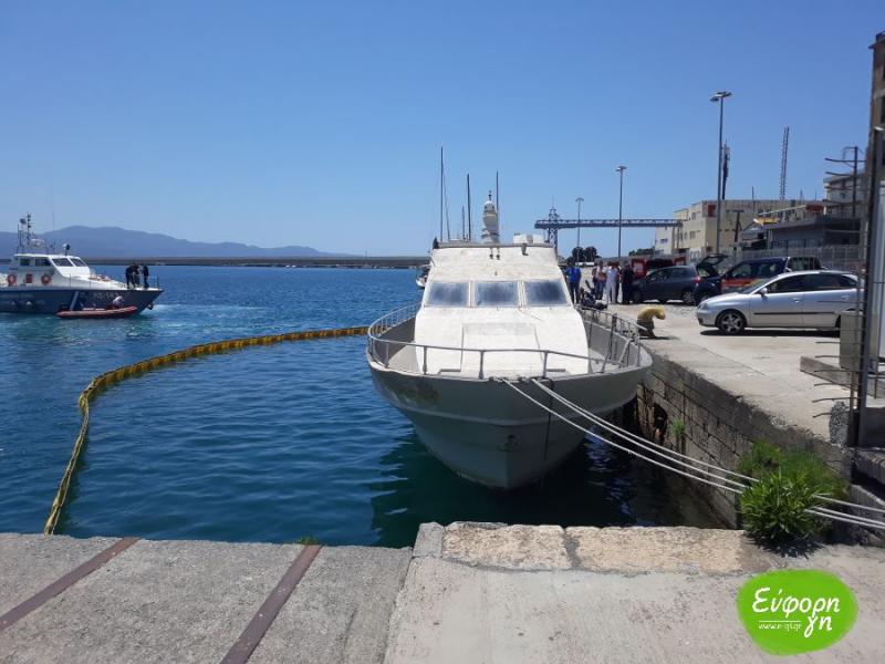 Έτοιμο να βουλιάξει σκάφος στο λιμάνι της Καλαμάτας (Βίντεο - Φωτογραφίες)