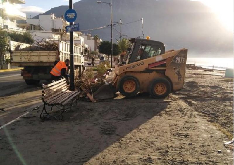 Καθαρισμοί και απομάκρυνση φερτών υλικών από συνεργεία του Δήμου Καλαμάτας