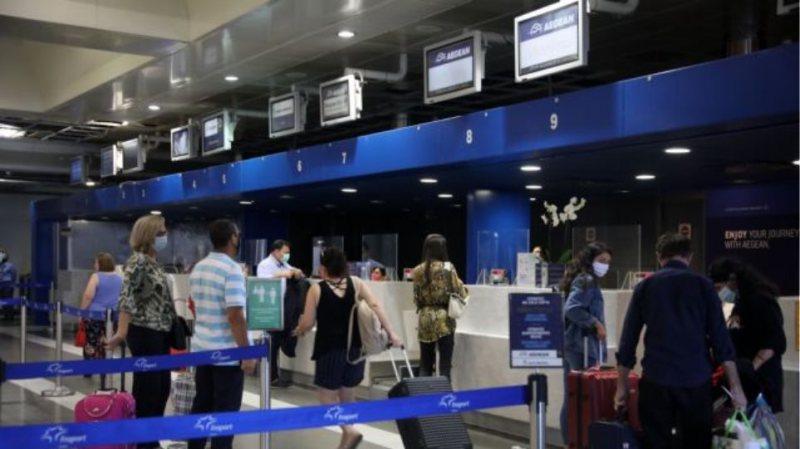 Με «χαμηλές πτήσεις» η επιβατική κίνηση τον Ιούλιο στα ελληνικά αεροδρόμια