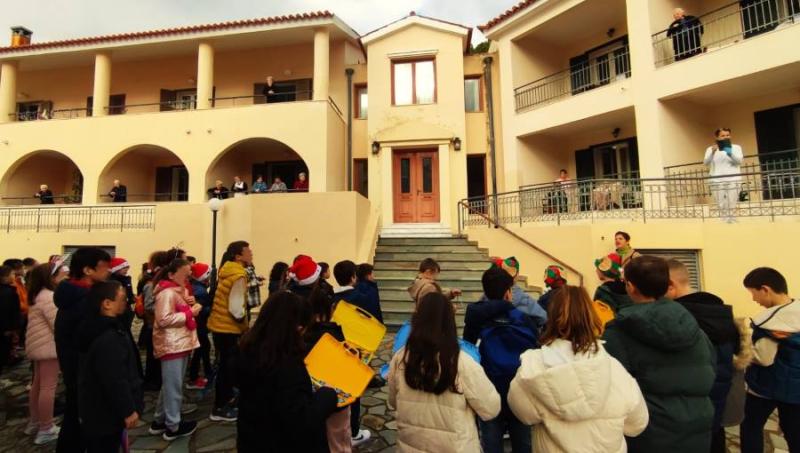 Χριστουγεννιάτικο μιούζικαλ και κάλαντα στην πόλη από το 17ο Δημοτικό Σχολείο Καλαμάτας