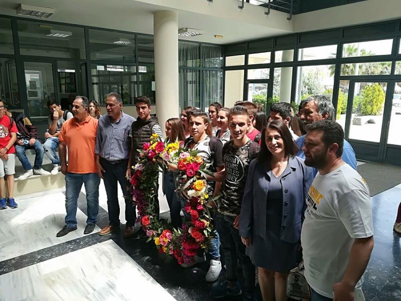 Τεράστιο πρωτομαγιάτικο στεφάνι από μαθητές στο δημαρχείο Μεσσήνης