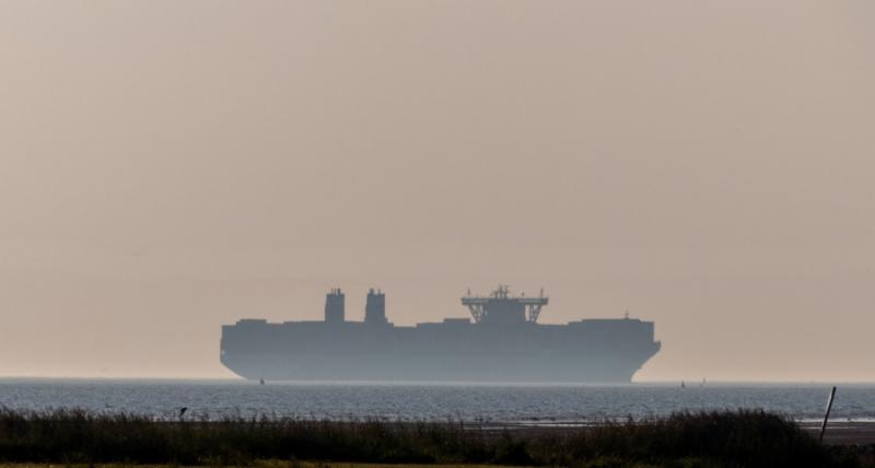 Φορτηγό πλοίο συγκρούστηκε με πολεμικό σκάφος έξω από το λιμάνι του Πειραιά