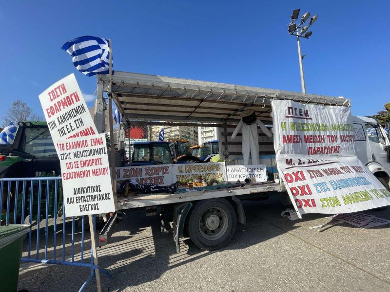 Δυναμικές κινητοποιήσεις των αγροτών έξω από την &quot;Agrotica&quot; στη Θεσσαλονίκη
